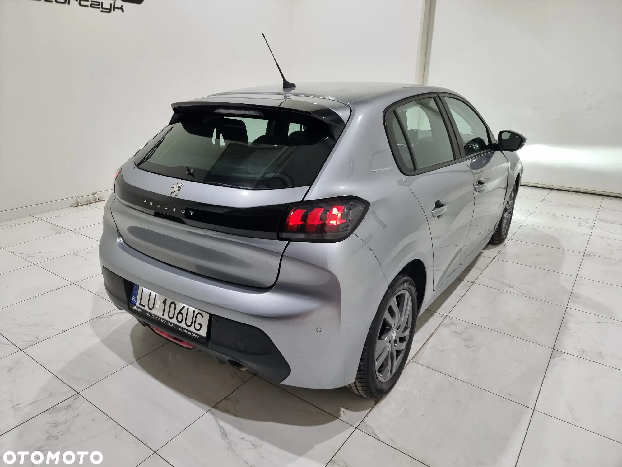 Peugeot 208 - 8