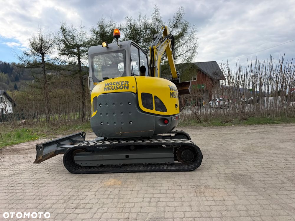 Wacker Neuson EZ53 Koparka Gąsienicowa 5,5 Tony. 2020 rok. 1772 mtg. Jak Nówka z salonu! ani deka luzów czy wycieków! Pochodzi z Gospodarstwa Norweskiego! Aktualne serwisy DEKRA BMWT 2027r. 2 łyżki. Silnik PERKINS 4 cyl. 52km. Maszyna Full wypasiona! Bogata wersja Norweska! Klima. Szybkozłącze Hydrauliczne. OKAZJA. Pełny Oryginał historia do sprawdzenia w Wacker autoryzowany! 4 sekcje Hydrauliczne. Po serwisach eksploatacyjnych. Ani Deka luzów i wycieków - 3