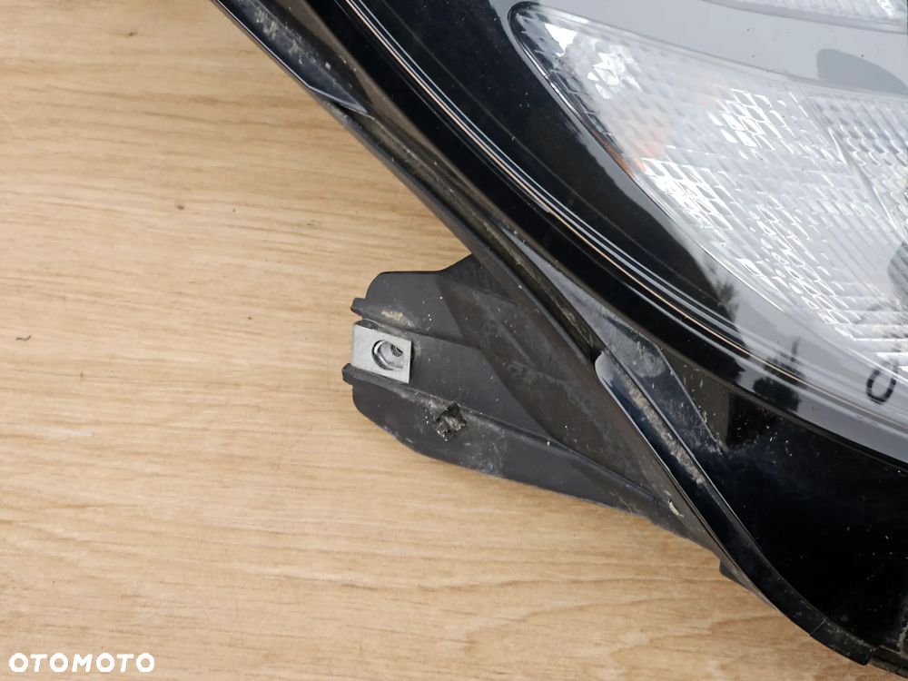 LAMPA PRAWY PRZÓD PRAWA PRZEDNIA OPEL CORSA E EUROPA 39108223 - 8