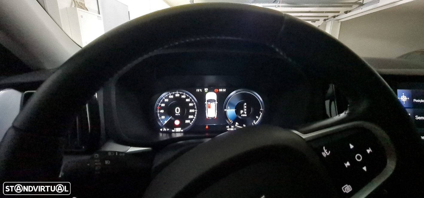 Volvo XC 60 2.0 T8 PHEV Momentum Plus AWD - 4