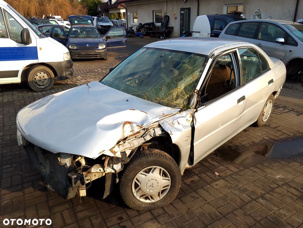 Mitsubishi Mirage CK2A Po Lift (99-03r.) 1.5 B 110KM. Silnik 4G15 Skrzynia F5M41 lakier A69 / A69A. Cały na części. GWARANCJA !!! Przód Tył Zestaw Komplet Drzwi Klapa Zderzak Błotnik Maska Grill Atrapa Szyba Pas Lampa Lusterko Boczki Fotel Kanapa Kokpit Deska Rozdzielcza Przełącznik Włącznik Sterownik Przewody Wiązka Instalacja Moduł Komputer Czujnik Listwa Pompa Alternator Wtryski Głowica Rozrusznik Kompresor Sprzęgło Dwumas Silnik Skrzynia ABS Klimatyzacji Paliwa Wspomagania Kolektor Turbina Przepustnica Zawór Chłodnica Koło Hak Belka Sanki Zawieszenie Mcpherson Półoś Amortyzator Wydech Tłumik Zacisk Most - 1