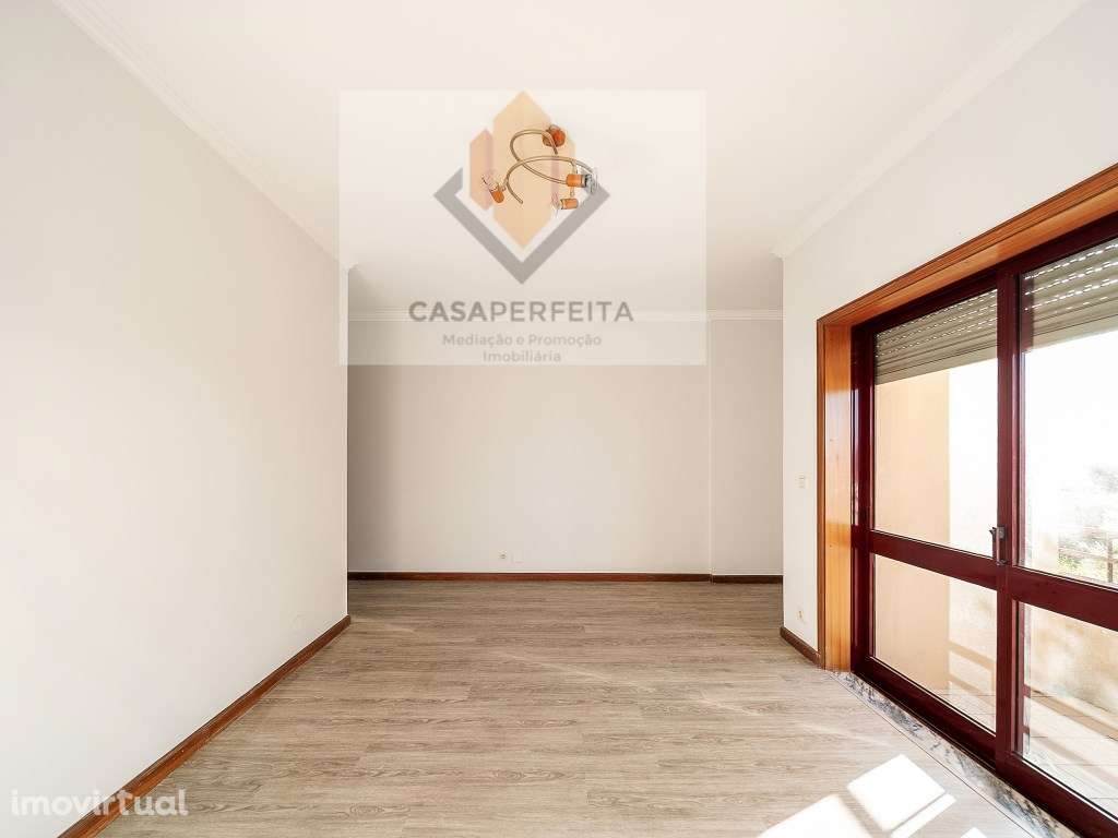 Apartamento T1 com Varanda e Lugar de Garagem - Canelas - Grande imagem: 3/18