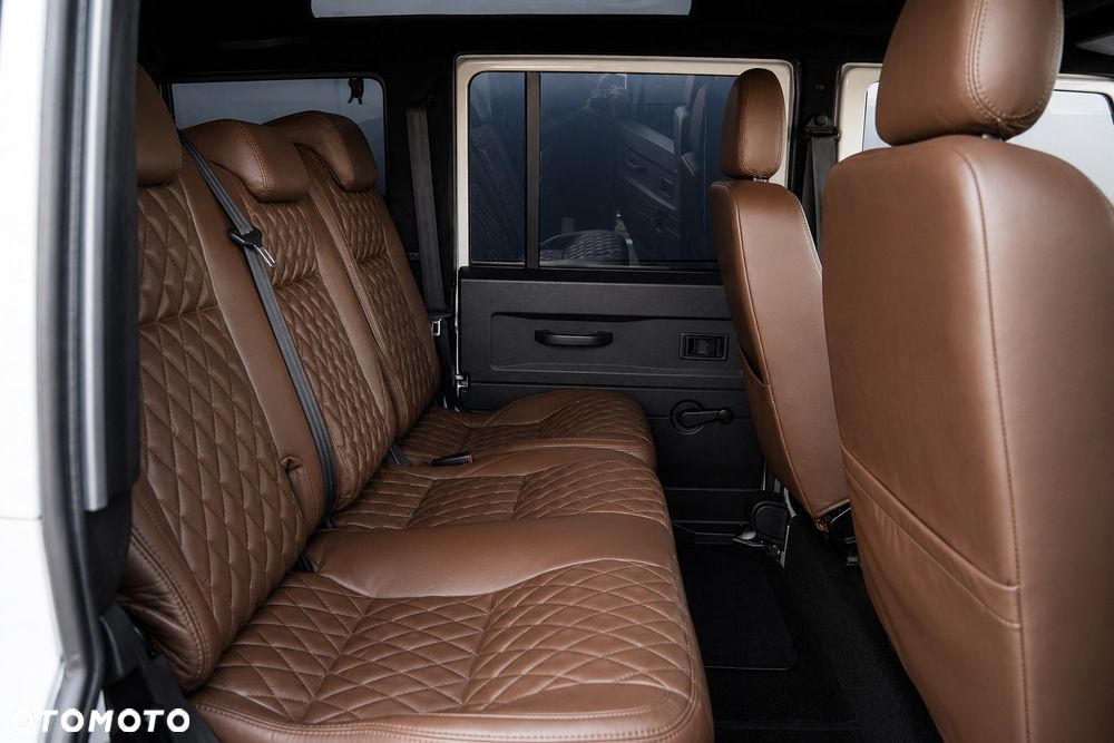 Land Rover Defender 2.4 TD4 SE - 32