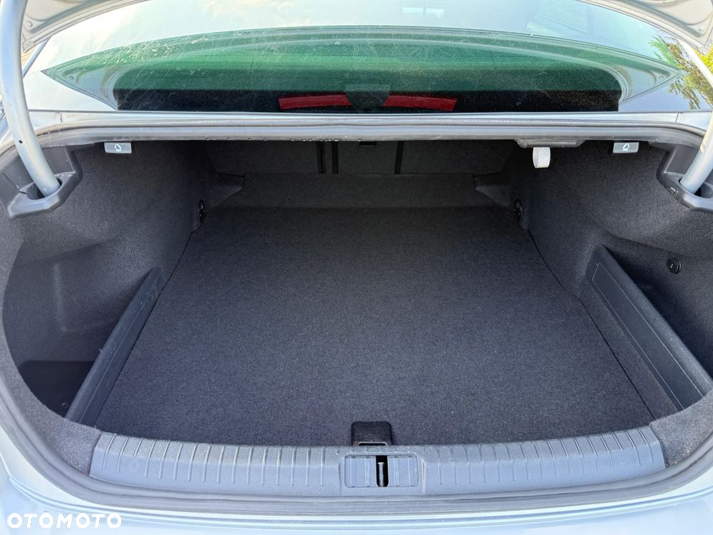 Volkswagen Passat - 10