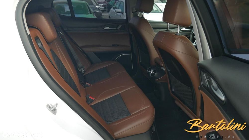 Alfa Romeo Stelvio - 16