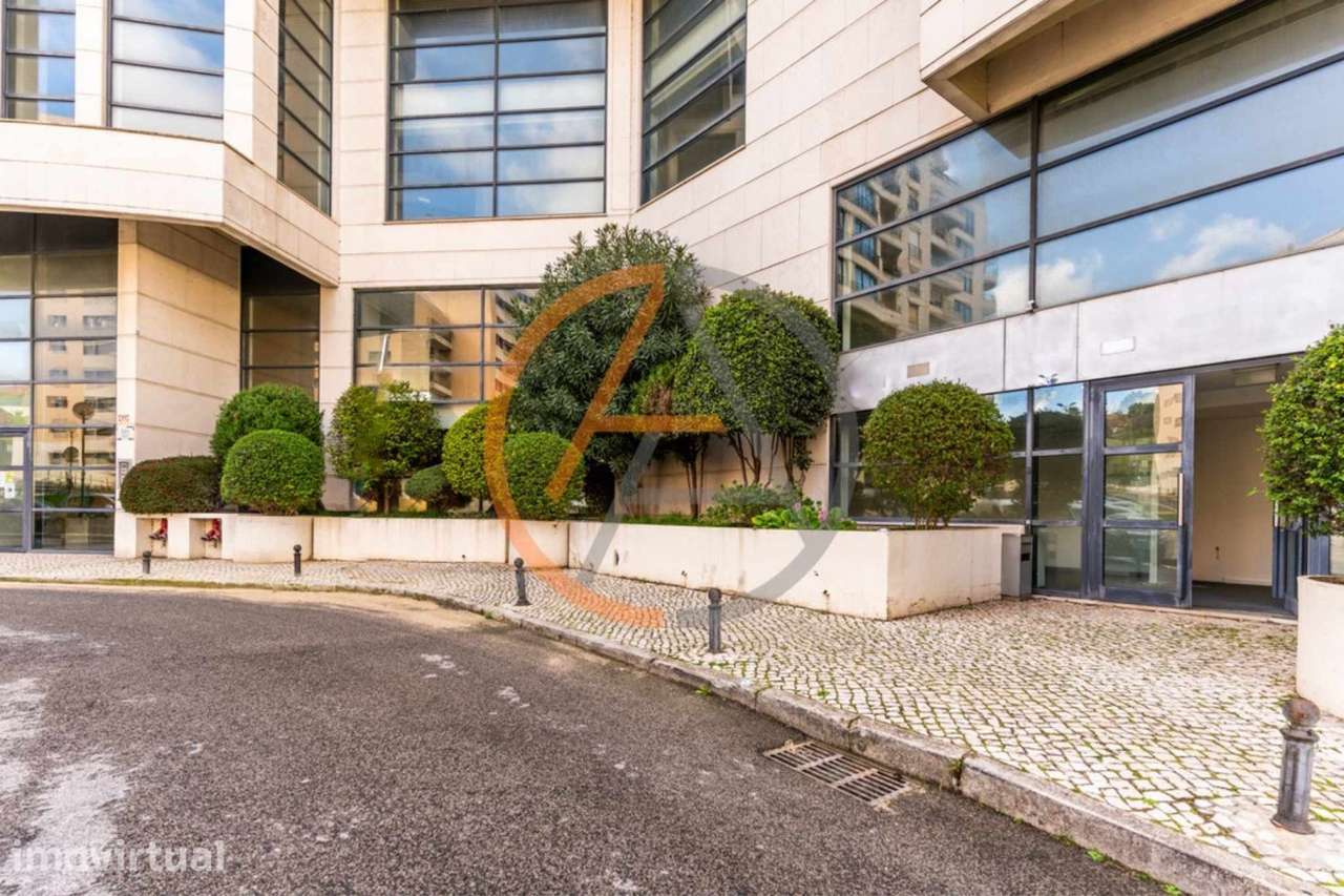 Escritório + Apartamento T2 | Campolide - Grande imagem: 4/59