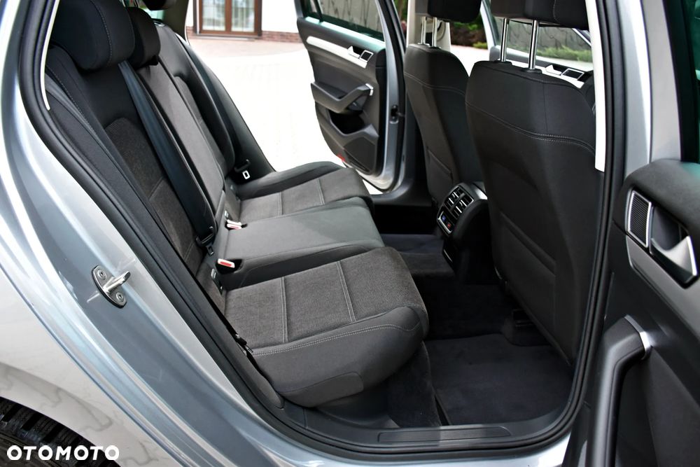 Volkswagen Passat 2.0 TDI SCR DSG Comfortline - 27