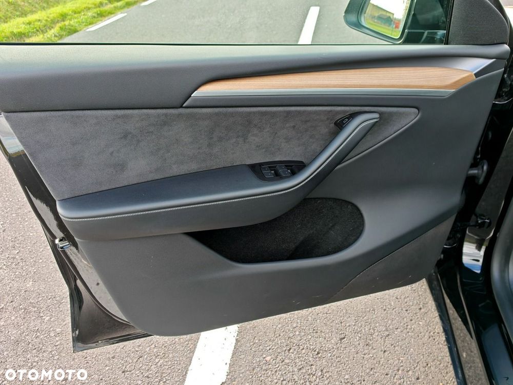 Tesla Model Y Performance Dual Motor AWD - 22