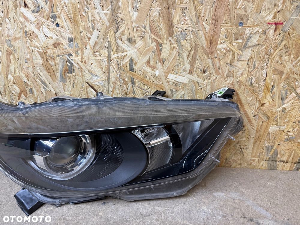 TOYOTA YARIS IV 2020- LAMPA PRAWY PRZÓD ZWYKŁA SOCZEWKA KOITO K0-6 EU - 12