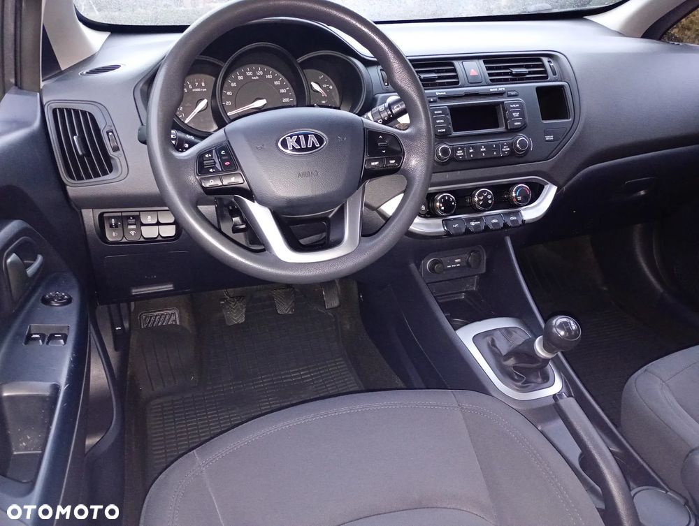 Kia Rio 1.2 L - 6