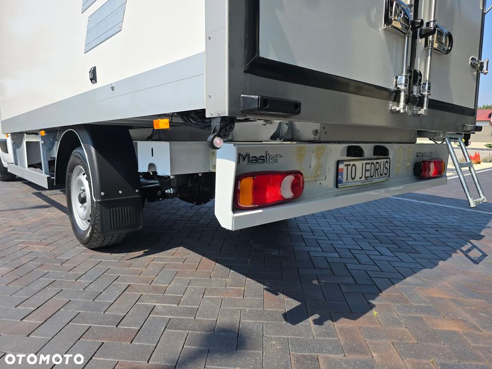 Renault MASTER KONTENER 8 PALET Dłu-4,31cm  Sze-2,11cm  Wys-2,26cm WZMOCNIONE TYLNE ZAWIESZENIE SILNIK 2.3 164KM 144 Tyś Km SERWIS DO OSTATNIEGO Km SALON POLSKA BOGATA OPCJA WYPOSAŻENIA LEDY HALOGENY TEMPOMAT FOTEL KIEROWCY PNEŁMATYCZNY KLIMATYZACJA NOWE OPONY MICHELIN - 22