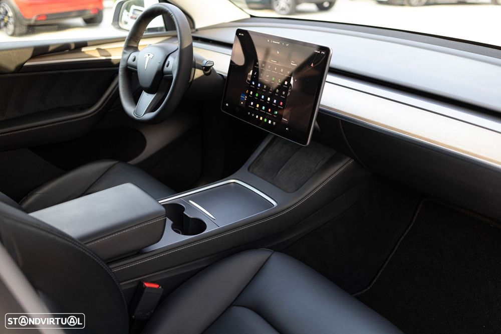 Tesla Model Y Standard RWD - 26
