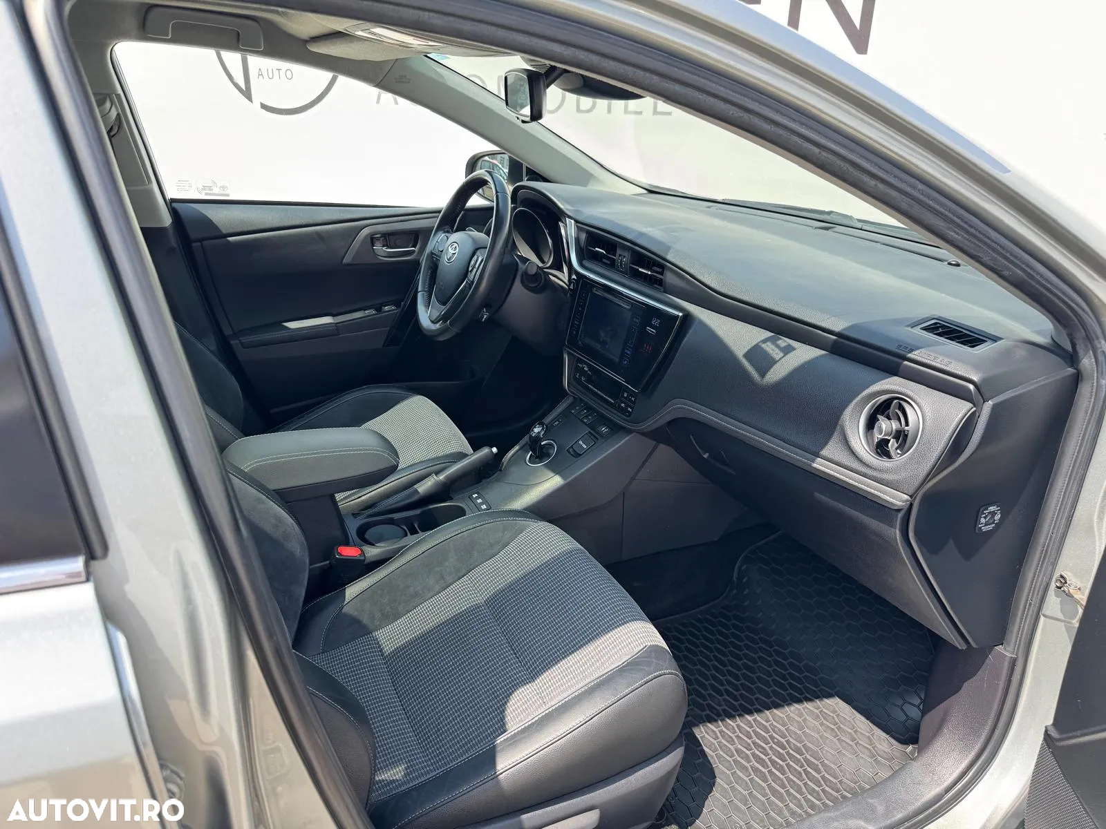Toyota Auris 1.8 L VVT-i HSD Sol + - 9