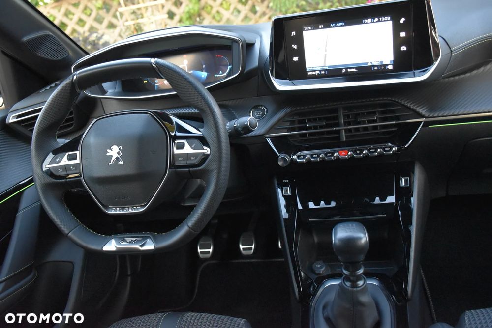 Peugeot 208 PureTech 100 GT - 25