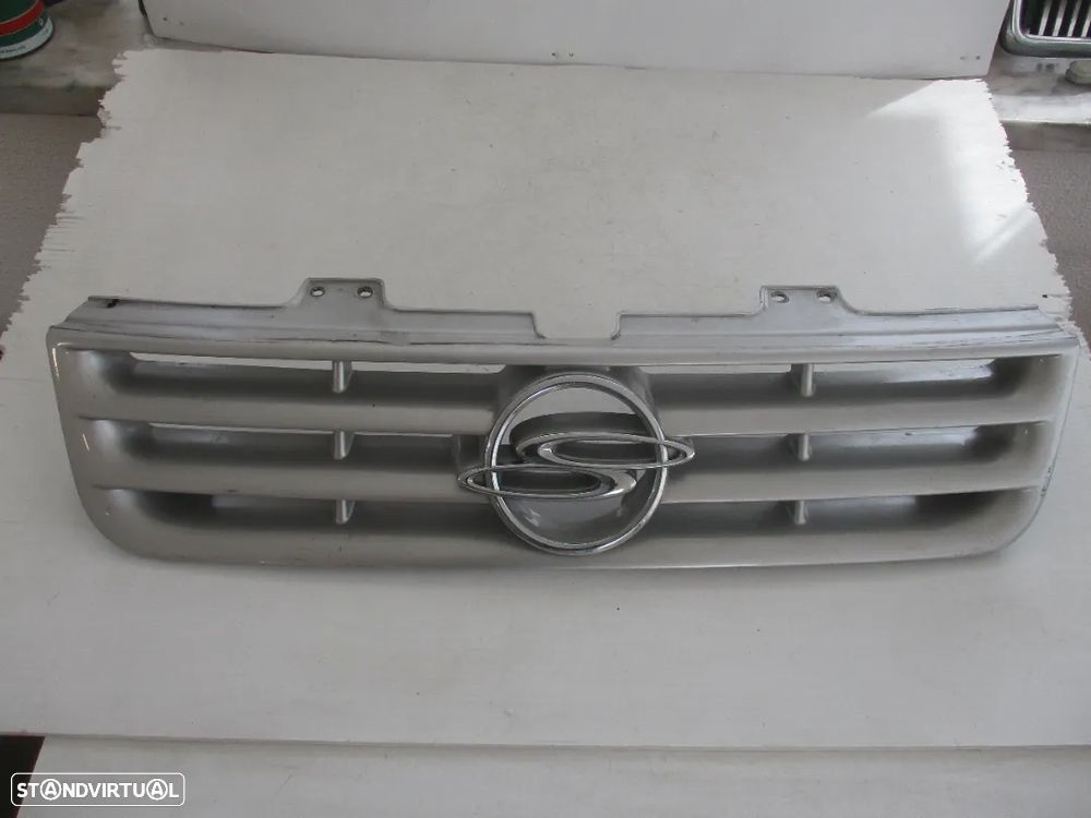 Grelha Frontal Simbolo SangYong Musso - 1