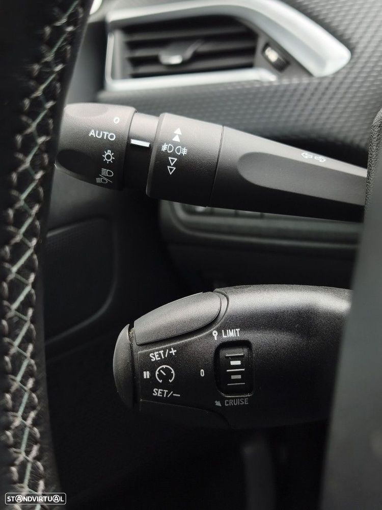 Peugeot 2008 1.2 PureTech Allure EAT6 - 38