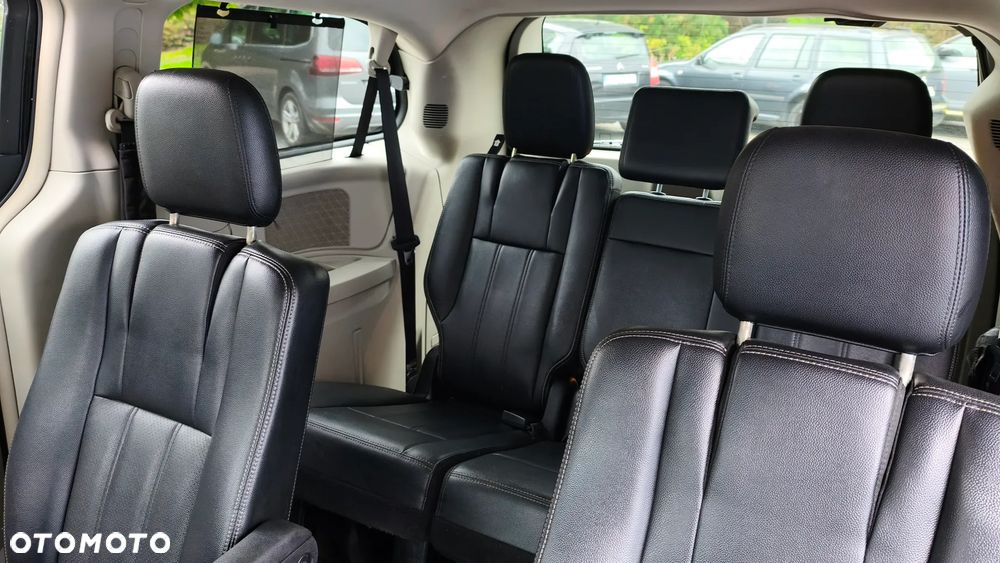 Chrysler Town & Country 3.6 Limited - 29
