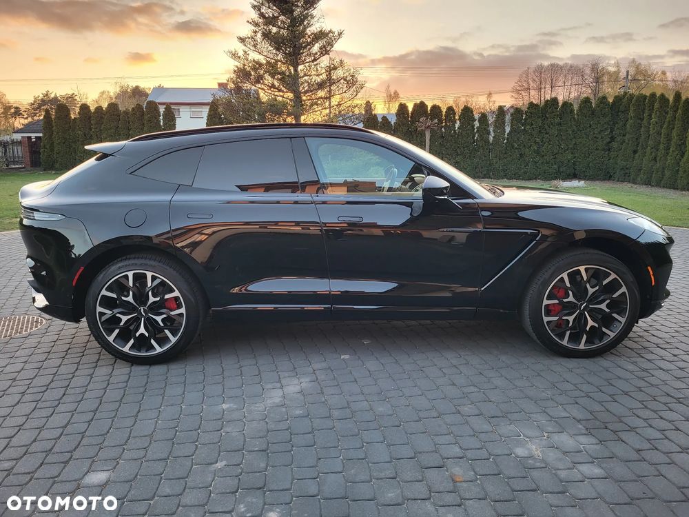 Aston Martin DBX - 4