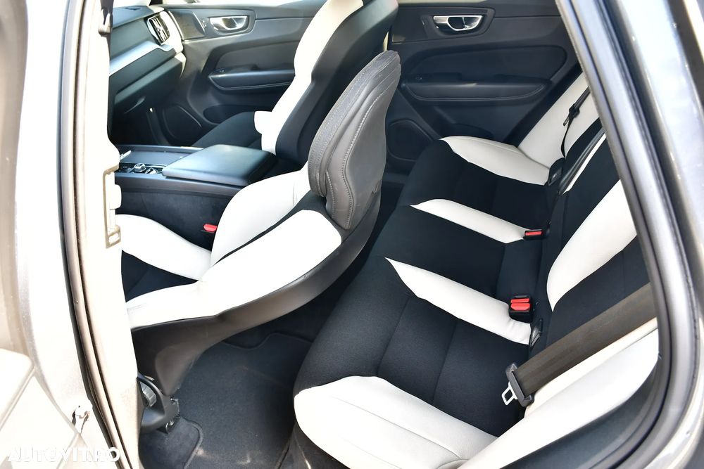 Volvo XC 60 B4 D AWD Geartronic Momentum Pro - 8