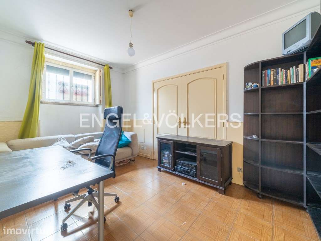 Apartamento para remodelação com estacionamento no Areeiro - Grande imagem: 2/25
