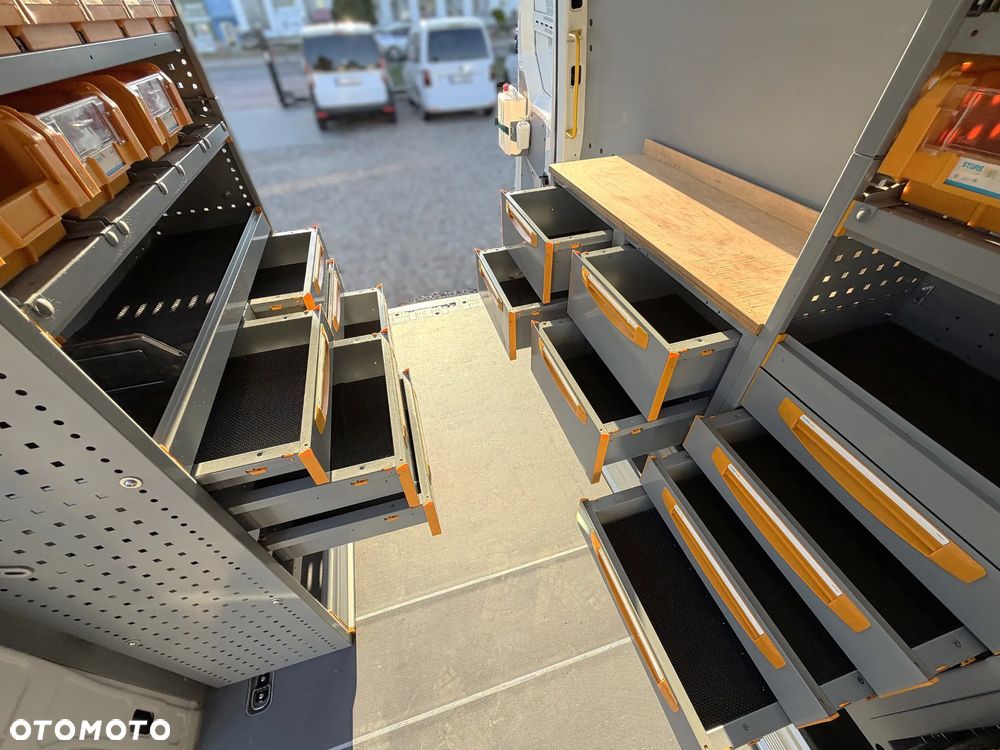 Volkswagen CRAFTER VAN VAT-1 z ZABUDOWĄ SERWISOWĄ WARSZTAT StoreVAN Półki, Szuflady, Kuwety na drobne przedmioty, Masaż fotela kierowcy, Fotel pneumatyczny terapeutyczny pilot ergoActive, Podgrzewana szyba, Kierownica wielofunkcyjna, Tempomat, Ogr. prędkości, Minibar, Fabrycne parktroniki przód i tył, DMC:3500kg, Homologacja haka 3000kg! Duża ładowność 1315kg Model L2H1 Paka dł. 3450mm - 7