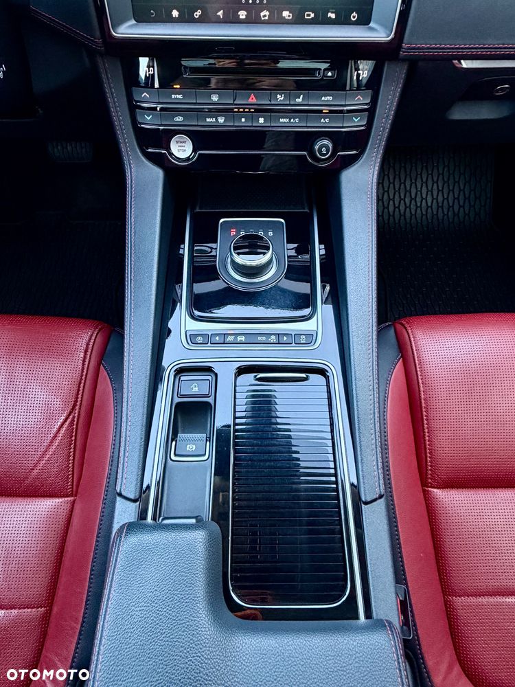 Jaguar F-Pace 25d AWD R-Sport - 35