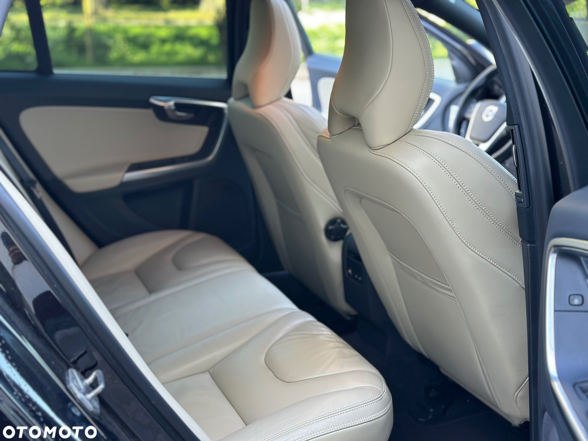 Volvo V60 D6 AWD Plug-in Hybrid Momentum - 36