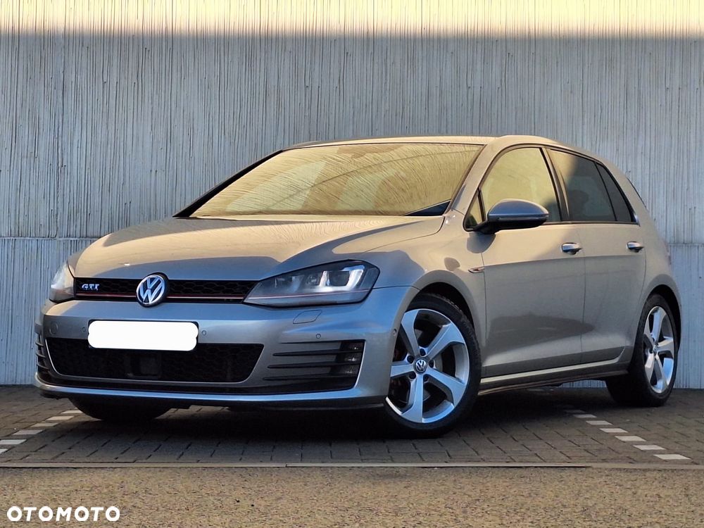 Volkswagen Golf - 1