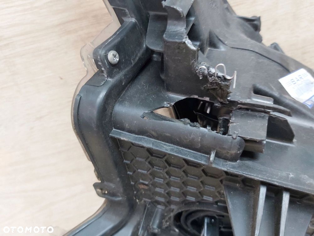 Toyota Prius IV 1,8 xw50 lampa prawy przód KLOSZ - 5