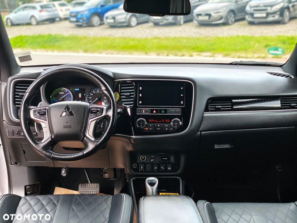 Mitsubishi Outlander 2.4 4WD Diamant+ - 31