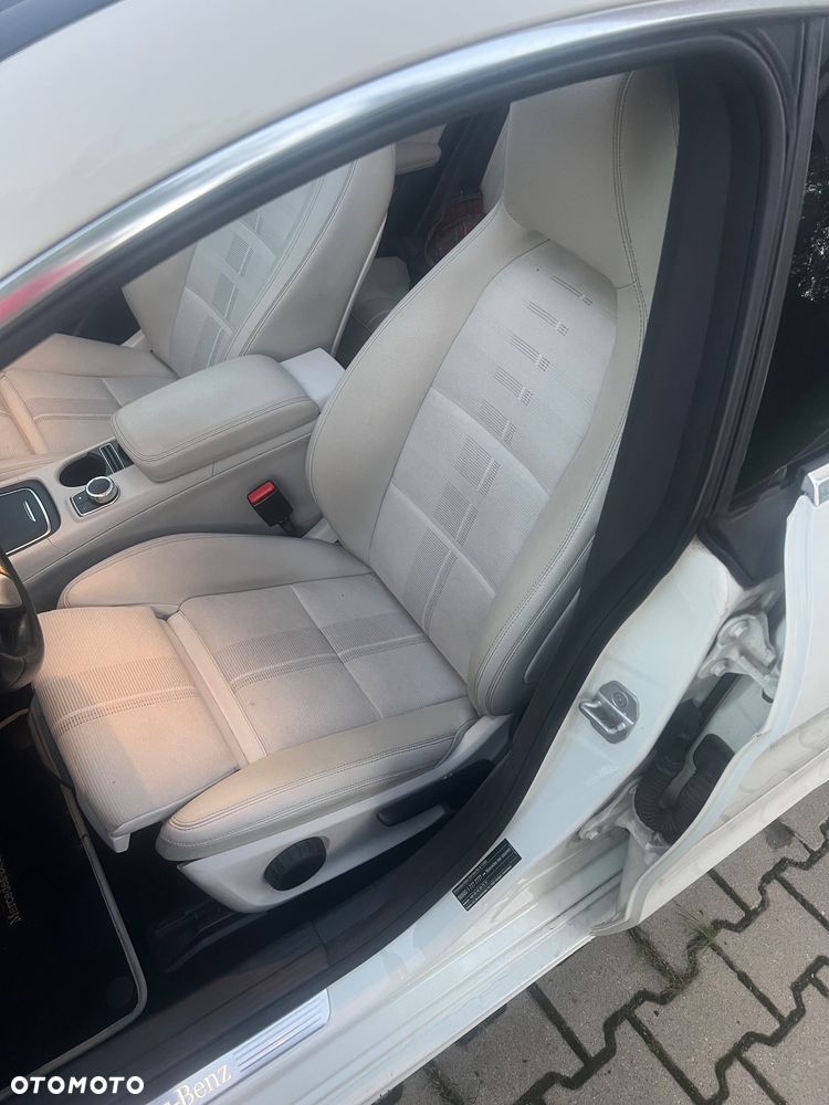 Mercedes-Benz CLA 180 7G-DCT UrbanStyle Edition - 12