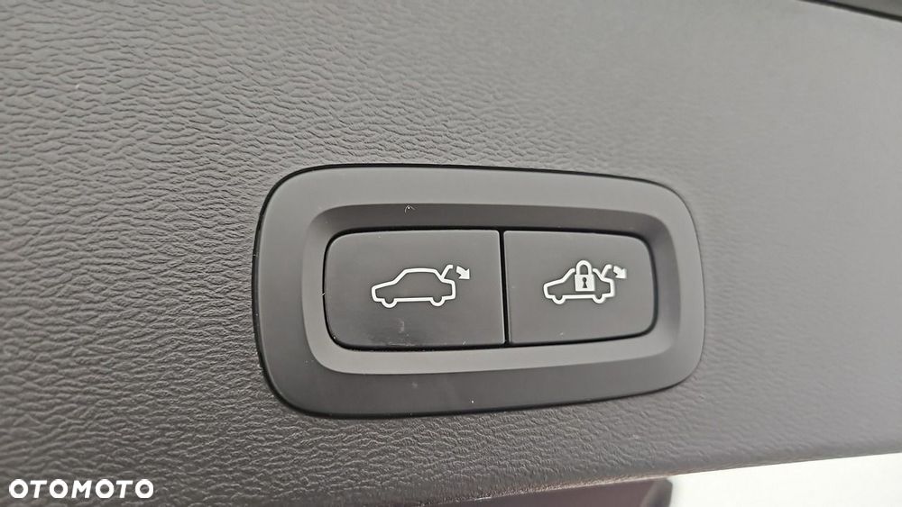 Volvo XC 40 B3 Plus Dark - 22