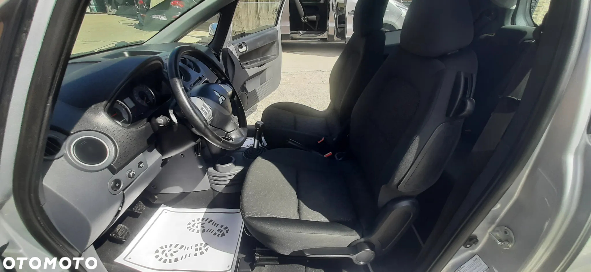 Mitsubishi Colt - 12