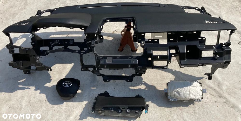 TOYOTA COROLLA CROSS DESKA KONSOLA KOKPIT PULPIT PÓŁKA PARAPET AIRBAG PODUSZKI KURTYNA KURTYNY FOTELA FOTELOWE PASY PAS - 4