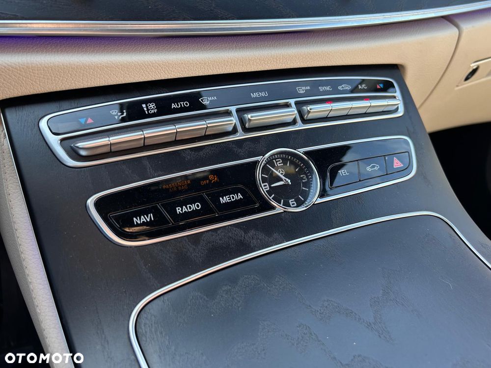 Mercedes-Benz Klasa E 220 d 4-Matic 9G-TRONIC - 29