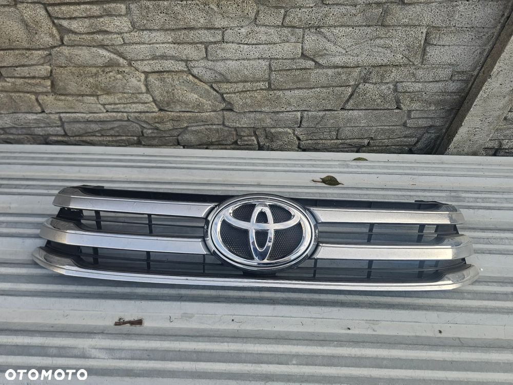 Toyota Hilux VIII 8 15-18r atrapa kratka grill w zderzak ORYGINAŁ - 1
