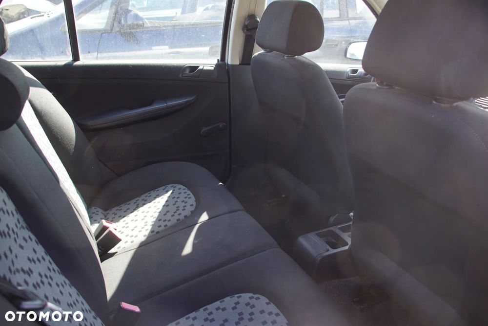 Auto na części - Skoda Fabia I Lift 1.2 12V 64 KM AZQ GSB LF7T 2005R Silnik Skrzynia Drzwi Maska Błotnik Zderzak Klapa Lampa Lusterko Klamka Szyba Deska Kokpit Sterownik Moduł Czujnik Licznik Panel Kierownica - 16