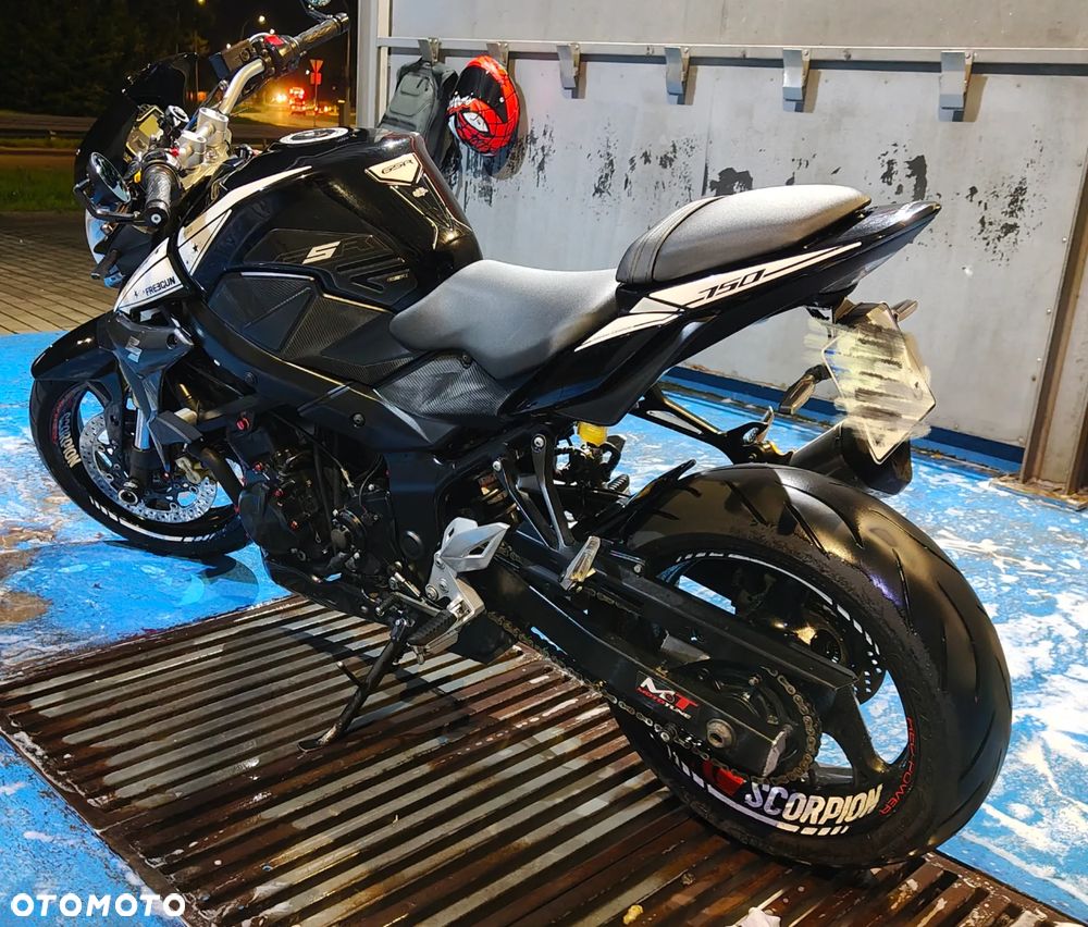 Suzuki GSR - 5