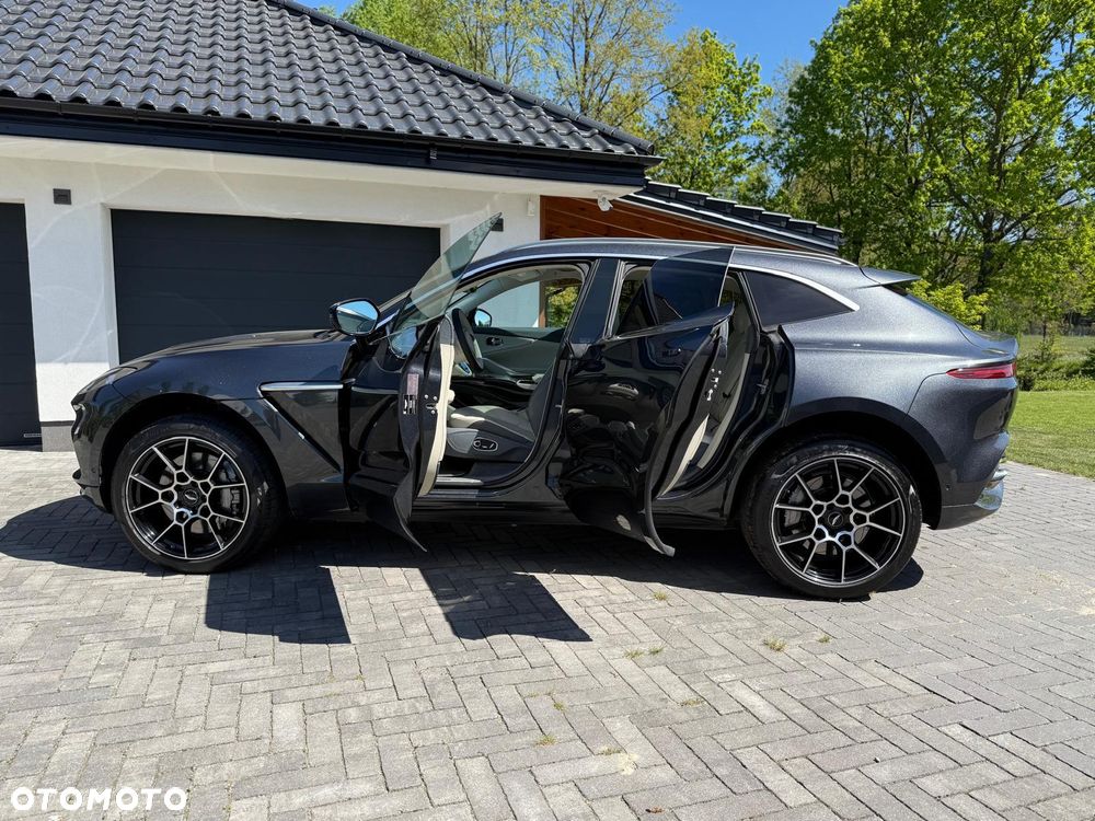 Aston Martin DBX - 14