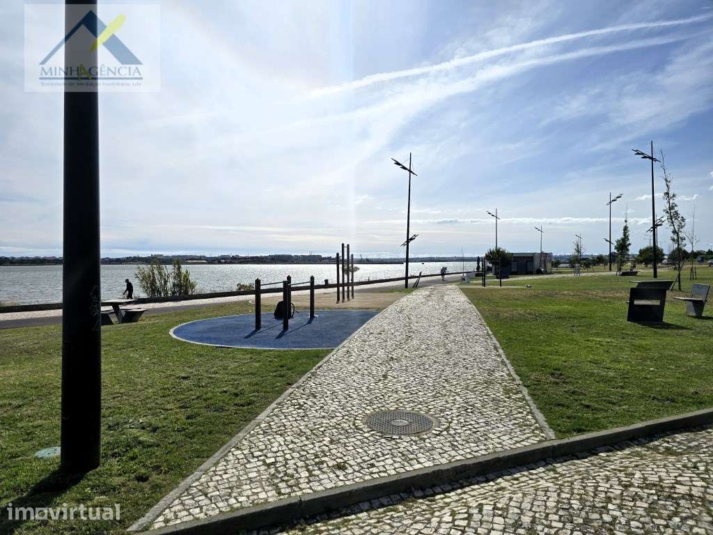Prédio com dois andares na zona ribeirinha do Barreiro - Grande imagem: 5/17