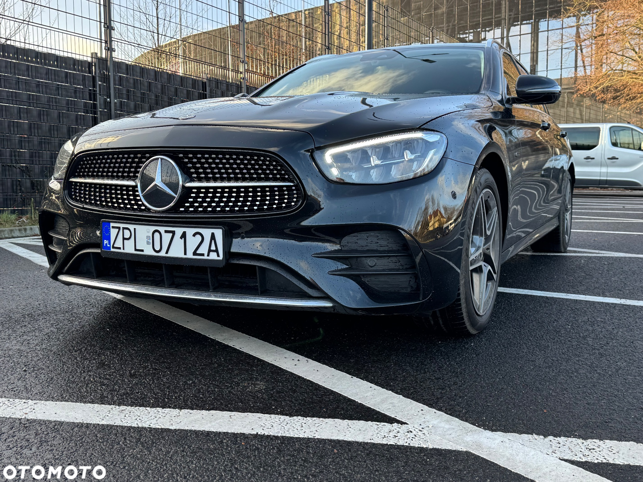 Mercedes-Benz Klasa E 220 d 4Matic T 9G-TRONIC AMG Line - 4