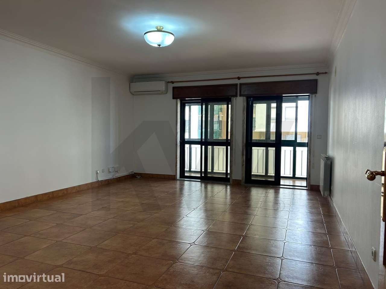 ARRENDAMENTO - Apartamento T3 em Massamá com garagem Box - Grande imagem: 2/46