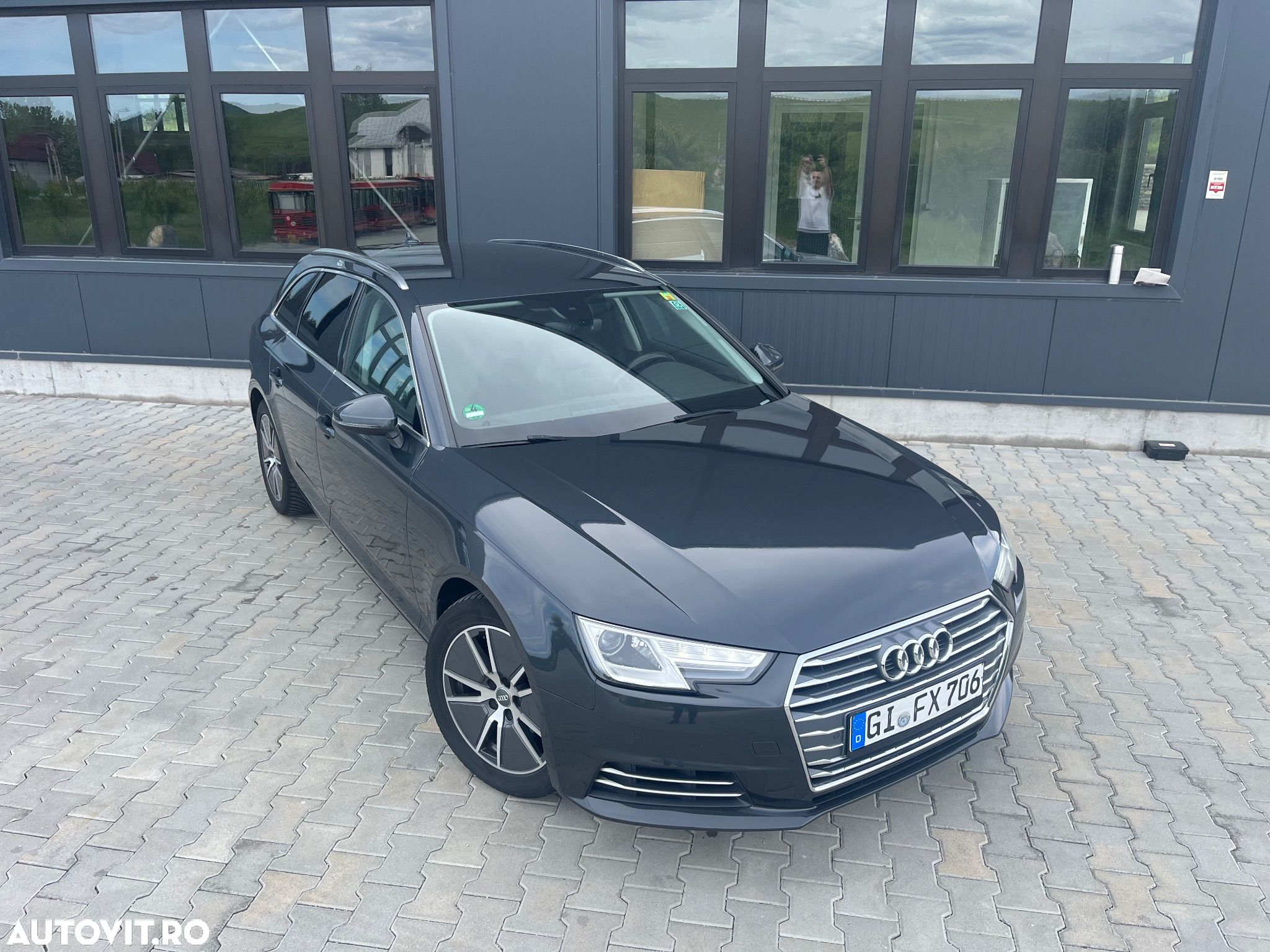 Audi A4 Avant 2.0 TDI Design - 1