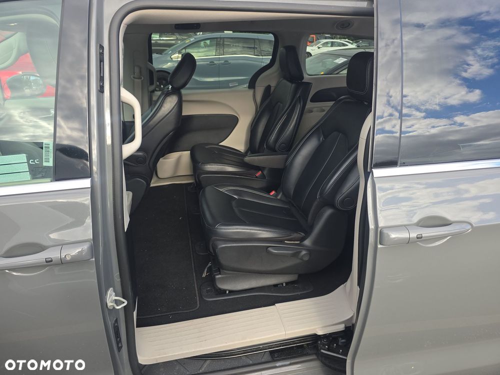 Chrysler Pacifica - 10