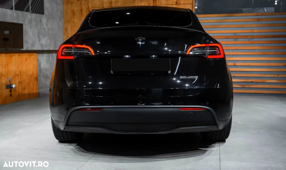 Tesla Model Y - 1