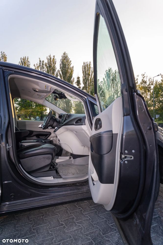 Chrysler Pacifica - 17