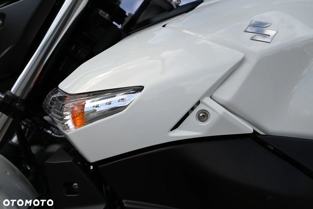 Suzuki GSR - 19