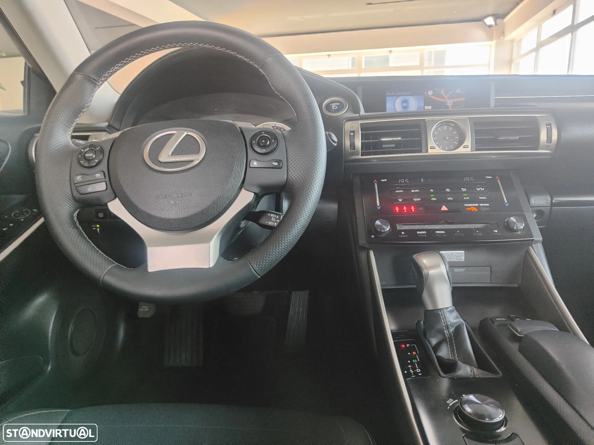 Lexus IS 300H Executive+ - 24
