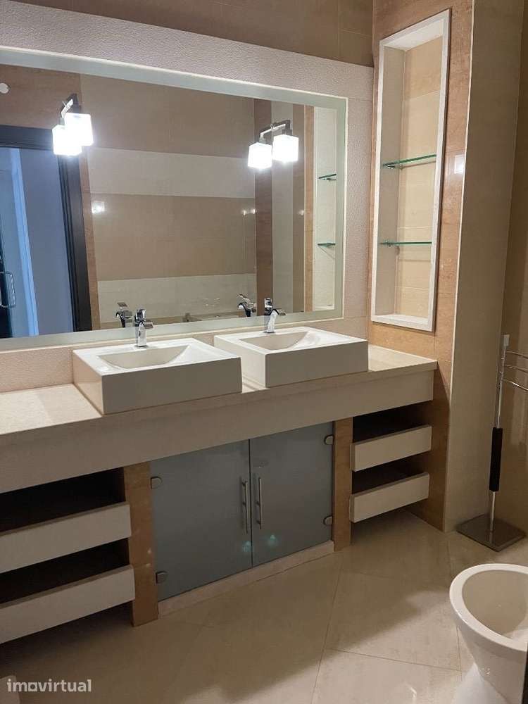 Apartamento T4 Duplex Moderno e Espaçoso – Almeirim - Grande imagem: 5/7