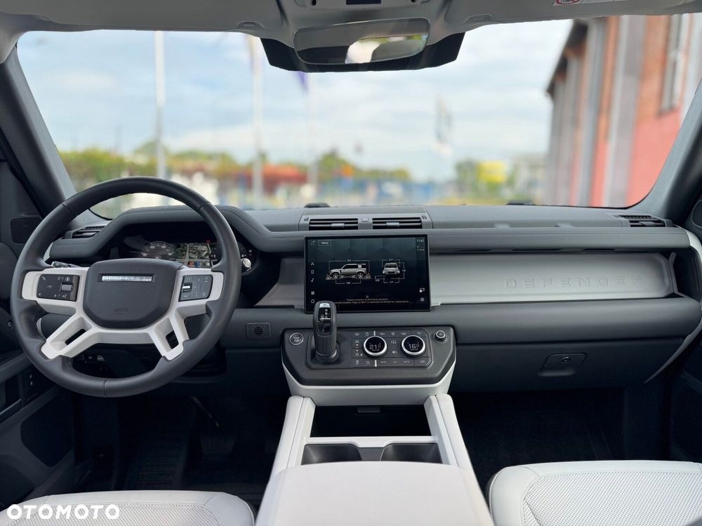 Land Rover Defender - 27